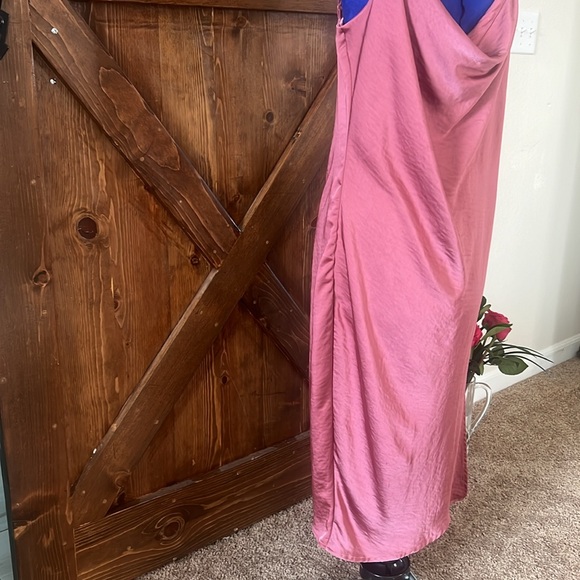 Pink satin maxi dress - Picture 3 of 7